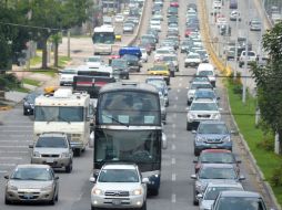 En pleno periodo vacacional, cientos de automóviles salieron ayer de la ciudad por Prolongación López Mateos.  /