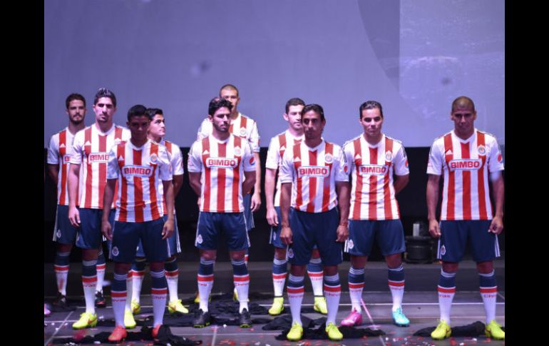 Chivas presentó la noche del viernes el uniforme que utilizará para la temporada que recién comienza. MEXSPORT /