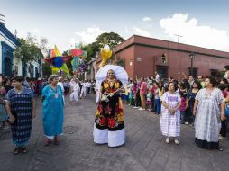 Ataviados con sus trajes regionales, las delegaciones de las etnias de Oaxaca caminan y bailan por las calles de la ciudad. NTX /