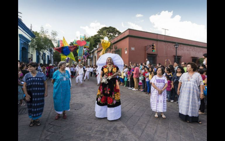 Ataviados con sus trajes regionales, las delegaciones de las etnias de Oaxaca caminan y bailan por las calles de la ciudad. NTX /