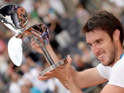 Leonardo Mayer celebra su victoria en la final del torneo ATP de Hamburgo. EFE /