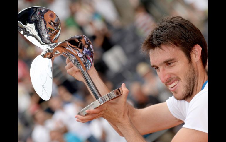 Leonardo Mayer celebra su victoria en la final del torneo ATP de Hamburgo. EFE /