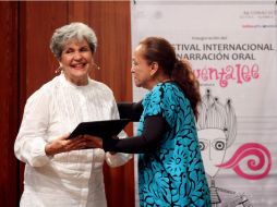 En la imagen, Mayra Navarro de Cuba, recibe reconocimiento en la Sala Manuel Manuel Ponce del Palacio de Bellas Artes. NTX /