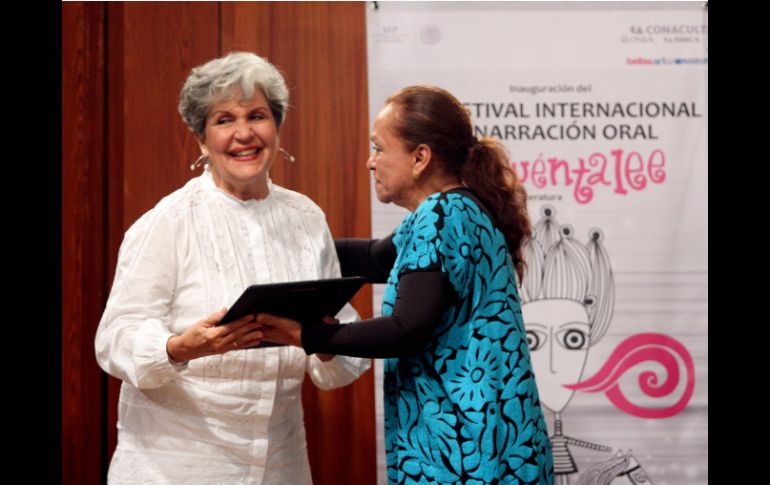 En la imagen, Mayra Navarro de Cuba, recibe reconocimiento en la Sala Manuel Manuel Ponce del Palacio de Bellas Artes. NTX /