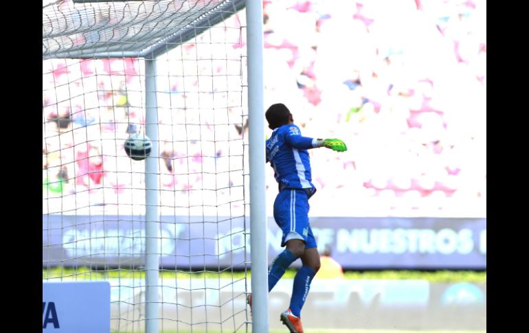 César Lozano, arquero que se equivocó en el gol que marcó el Guadalajara, recibió todo el apoyo de Bueno.  /