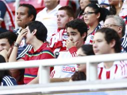 La afición rojiblanca terminó desilusionada, desilusión que quedó constatada con un sonoro abucheo con el que despidieron a sus Chivas.  /