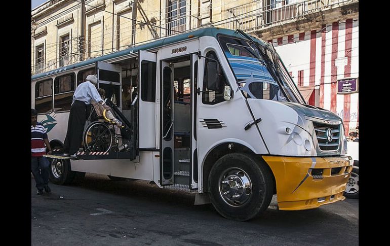 En distintos puntos de la urbe intentar tomar una unidad de transporte público con rampa puede requerir esperar mucho tiempo. ARCHIVO /