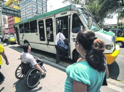 Centro. Un pasajero en silla de ruedas espera una unidad con el mecanismo para subir al camión.  /