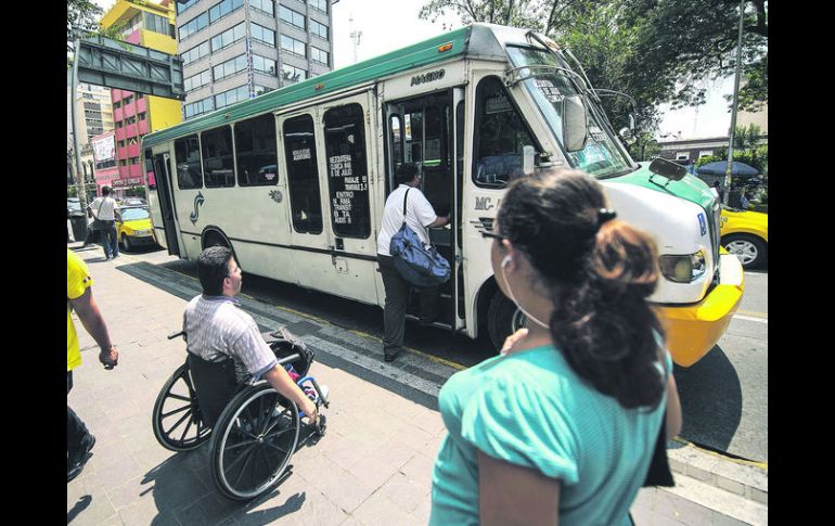 Centro. Un pasajero en silla de ruedas espera una unidad con el mecanismo para subir al camión.  /