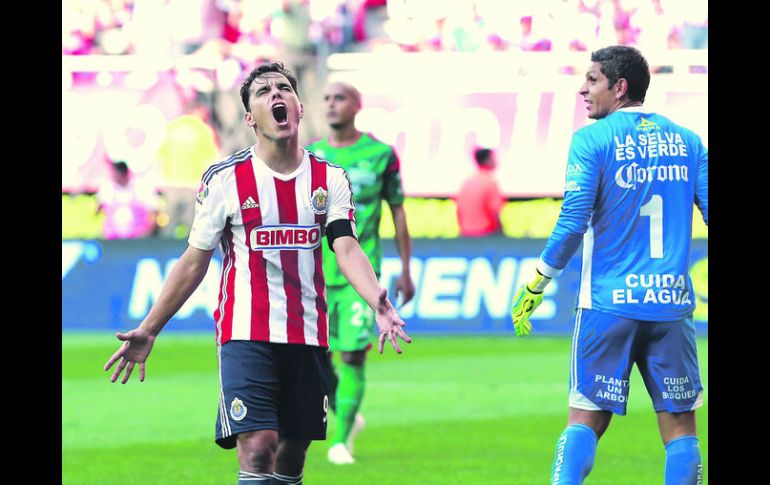 Falló el capitán. Omar Bravo se perdió el gol del triunfo en la última jugada de peligro del juego.  /