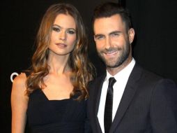 Adam Levine de 35 años y Behati Prinsloo de 25 comenzaron a salir en junio de 2012. ESPECIAL /