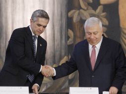 Miguel Mancera y Emilio Chuayffet, durante la firma del Convenio de colaboración entre la Segob, la SEP, la Conago y la ANUIES. SUN /