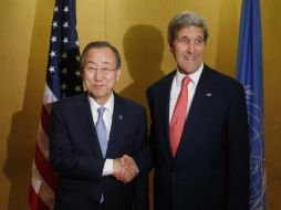 El secretario de Estado, John Kerry se reúne con el secretario general de la ONU, Ban Ki-moon. AFP /