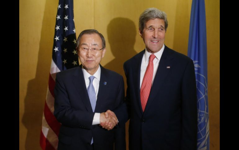 El secretario de Estado, John Kerry se reúne con el secretario general de la ONU, Ban Ki-moon. AFP /