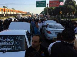 Tres caravanas de taxistas avanzaron en distintos puntos de la Ciudad de México, en contra del ''Hoy No Circula''. SUN /