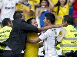 Uno de los aficionados alcanzó a abrazar al jugador. AP /