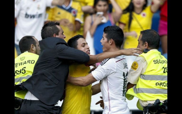 Uno de los aficionados alcanzó a abrazar al jugador. AP /