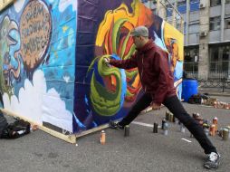 Los artistas que pintan graffitis, hacen performances o circo de calle podrán participar por el apoyo. ARCHIVO /