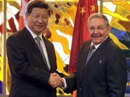 El presidente de China, Xi Jinping y el presidente de Cuba Raúl Castro en la firma de acuerdos. EFE /