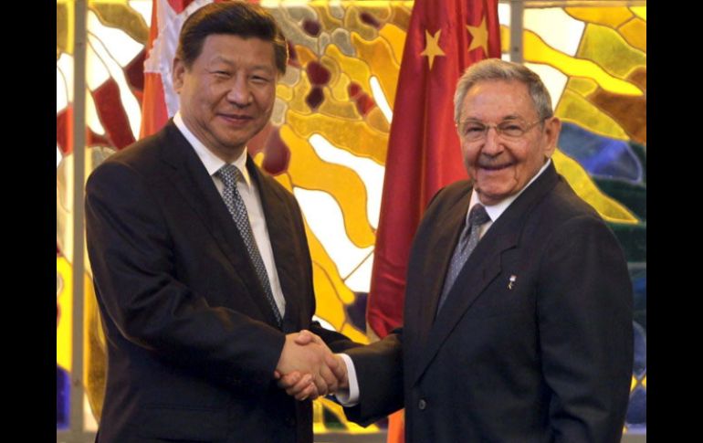 El presidente de China, Xi Jinping y el presidente de Cuba Raúl Castro en la firma de acuerdos. EFE /