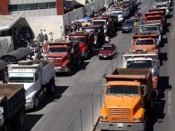 Los transportistas planean manifestarse en las entradas carreteras del Distrito Federal y avanzar hacia el Zócalo. ARCHIVO /