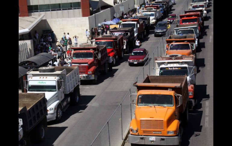 Los transportistas planean manifestarse en las entradas carreteras del Distrito Federal y avanzar hacia el Zócalo. ARCHIVO /