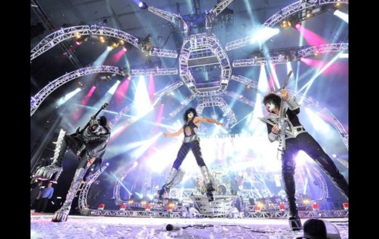 Kiss es una de las bandas que encabezan el festival; por el momento están de gira en EU junto a la banda británica Def Leppard. ESPECIAL /