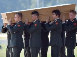 Los primeros restos de las víctimas del derribo del avión malasio arriban a Holanda y son recibidos con honores. AFP /