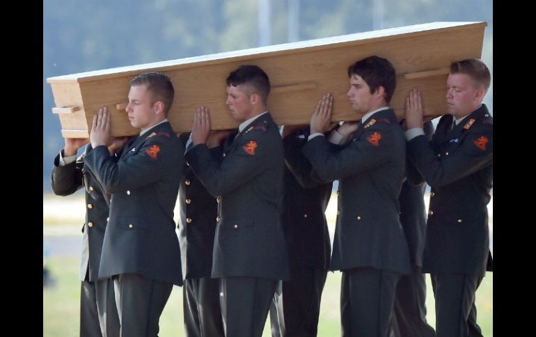 Los primeros restos de las víctimas del derribo del avión malasio arriban a Holanda y son recibidos con honores. AFP /