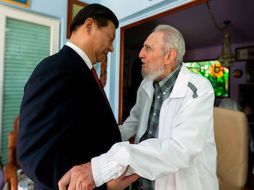 Xi Jinping (i) se reúne con Fidel Castro (d), con quien habló de sus investigaciones para multiplicar la producción de alimentos. AFP /