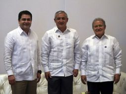 El presidente de Honduras Juan Orlando Hernández (i), Otto Pérez Molina (c) y Salvador Sánchez Cerén (d). Tomada de guatemala.gob. ESPECIAL /