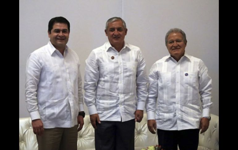 El presidente de Honduras Juan Orlando Hernández (i), Otto Pérez Molina (c) y Salvador Sánchez Cerén (d). Tomada de guatemala.gob. ESPECIAL /