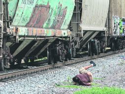 CAE DEL “SUEÑO”. Un migrante tropieza en su intento por subir al tren de carga para dirigirse a la frontera de Estados Unidos.  /