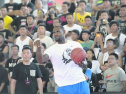 Visita a china. LeBron James estuvo varios días en China ofreciendo clínicas a jugadores de aquel país. AFP /