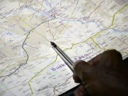 Un oficial muestra en un mapa la zona donde se supone que el avión de Air Algerie desapareció. AFP /