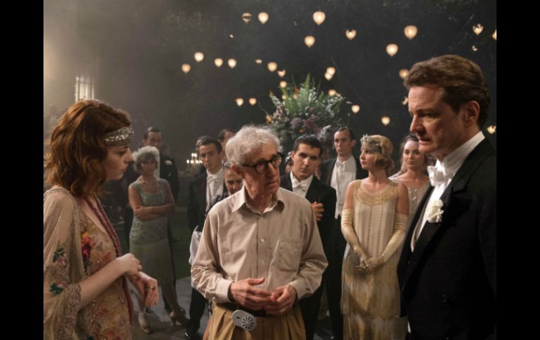 En el nuevo filme, Colin Firth interpreta a un cínico mago y Emma Stone a una joven espiritista. AP /