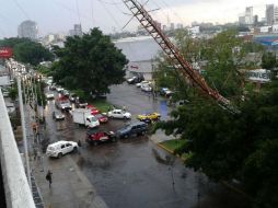 A causa del fuerte viento combinado con la lluvia, una antena de radio se cayó. Imagen de @zangieee. ESPECIAL /