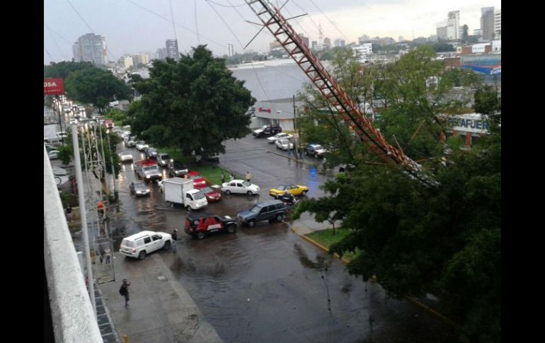 A causa del fuerte viento combinado con la lluvia, una antena de radio se cayó. Imagen de @zangieee. ESPECIAL /