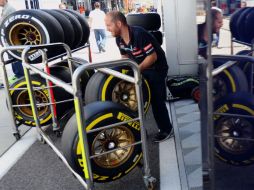 Técnicos del equipo Toro Rosso preparan las llantas con las que competirán en el Gran Premio de Hungría. AP /