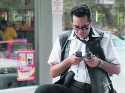 La curiosidad de las personas pone en riesgo al usuario que pierde un celular.  /