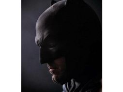 Zack Snyder presenta al nuevo hombre murciélago, Ben Affleck, quien tiene la difícil tarea de relevar a Christian Bale. ESPECIAL /