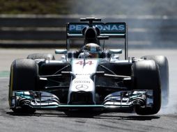 El británico de Mercedes finaliza el circuito de Hungaroring en un minuto, 24 segundos y 482 milésimas. AP /