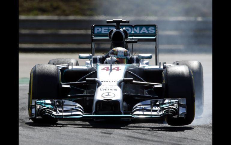 El británico de Mercedes finaliza el circuito de Hungaroring en un minuto, 24 segundos y 482 milésimas. AP /