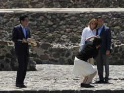 Akie Abe, esposa del primer ministro de Japón, Shinzo Abe, toma una fotografía a la pareja presidencial mexicana en Teotihuacán. EFE /