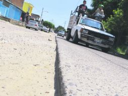 Los tlaquepaquenses de la calle Ahuehuetes tienen rúa de tierra y empedrado; los colonos tapatíos circulan por concreto hidráulico.  /