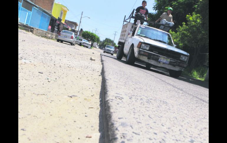 Los tlaquepaquenses de la calle Ahuehuetes tienen rúa de tierra y empedrado; los colonos tapatíos circulan por concreto hidráulico.  /