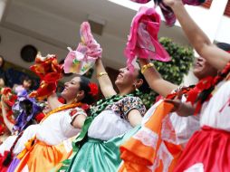 La Guelaguetza se ha destacado por el color y la tradición, que destacan las tradiciones oaxaqueñas. ARCHIVO /