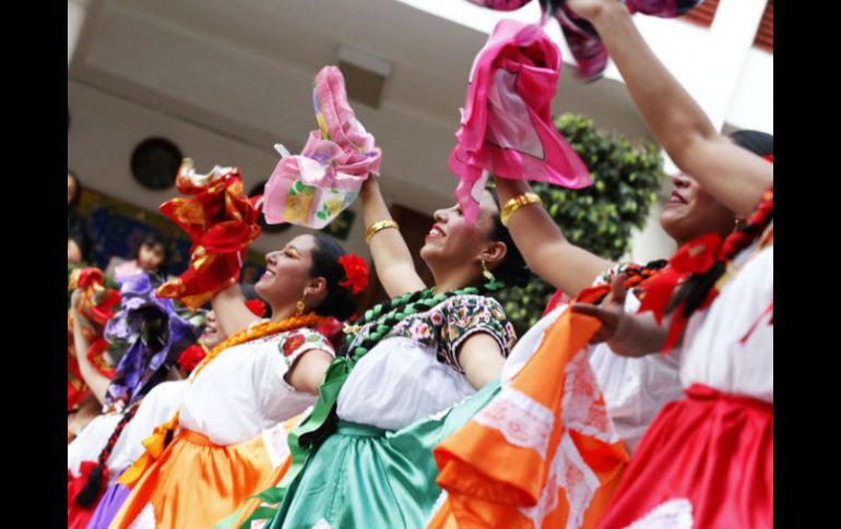 La Guelaguetza se ha destacado por el color y la tradición, que destacan las tradiciones oaxaqueñas. ARCHIVO /