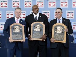 Tom Glavine (i), Frank Thomas(c) y  Greg Maddux (d). AP /