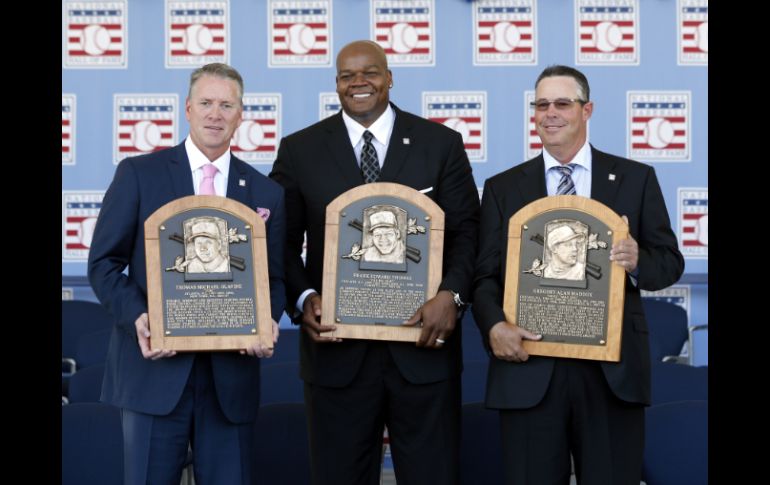 Tom Glavine (i), Frank Thomas(c) y  Greg Maddux (d). AP /